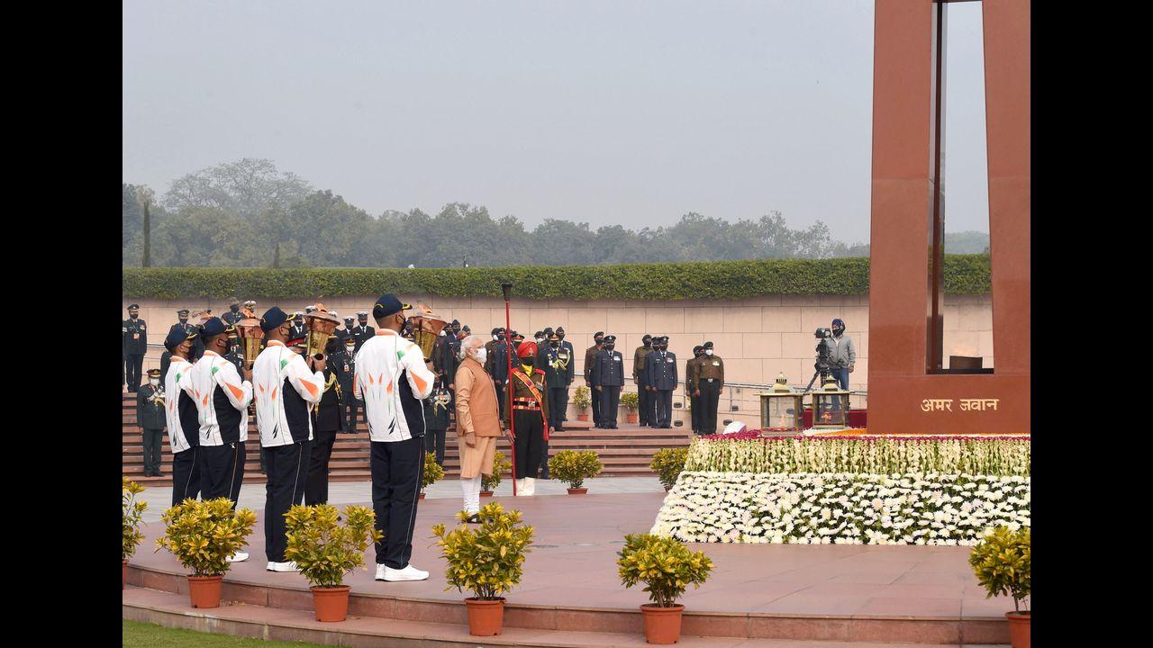 Swarnim Vijay Varsh is being celebrated to mark 50 years of India's victory in 1971 war. The aim is to spread the message of unity, nationalism and pride among people in general and Armed Forces in particular, in addition to showing respect to the veterans who participated in the war. Pic/PTI